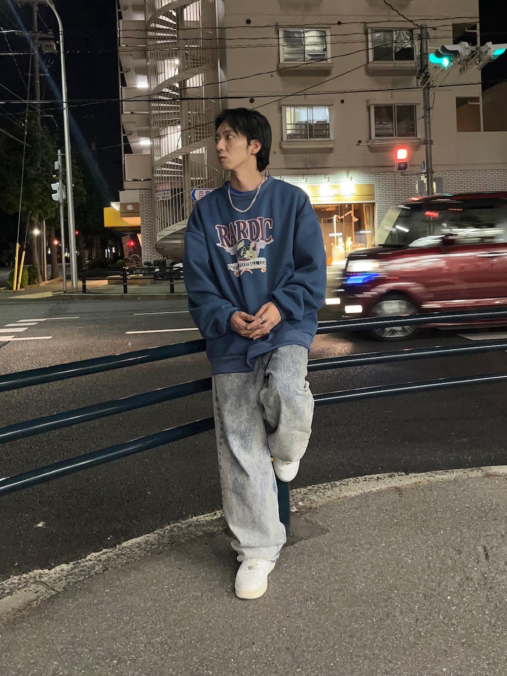 ブルー系のスウェットを着用したレディースの春コーディネートの2枚目の写真