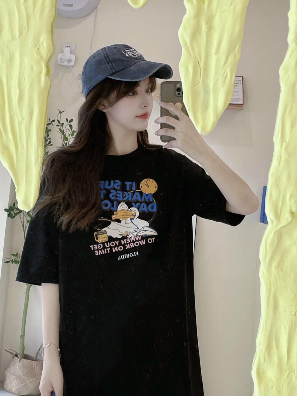 ブラック系のTシャツ/カットソーを着用したメンズの春コーディネートの3枚目の写真