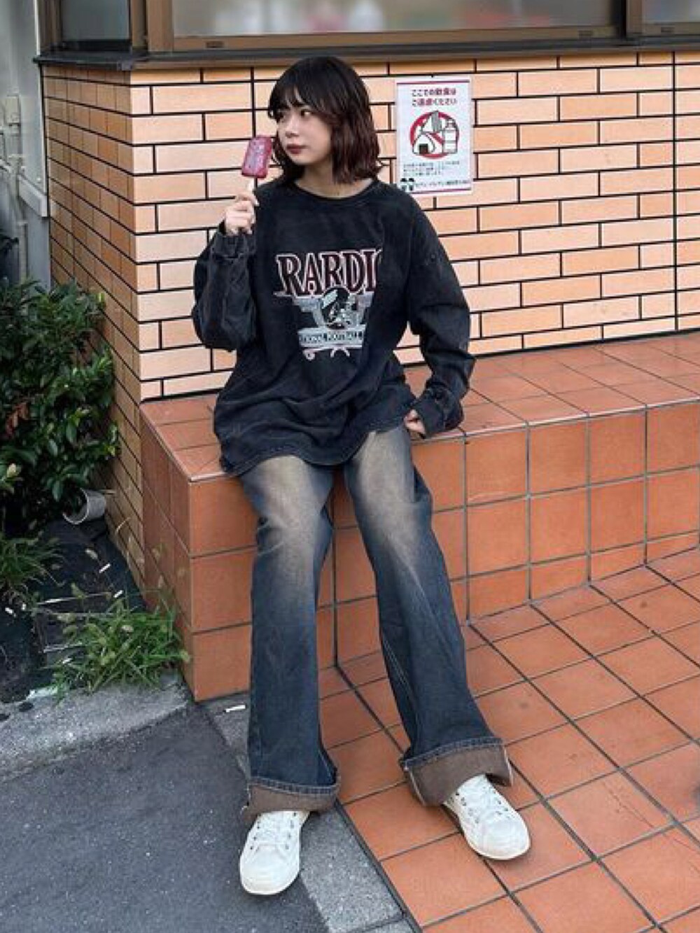 グレー系のTシャツ/カットソーを着用したレディースの秋コーディネートの3枚目の写真