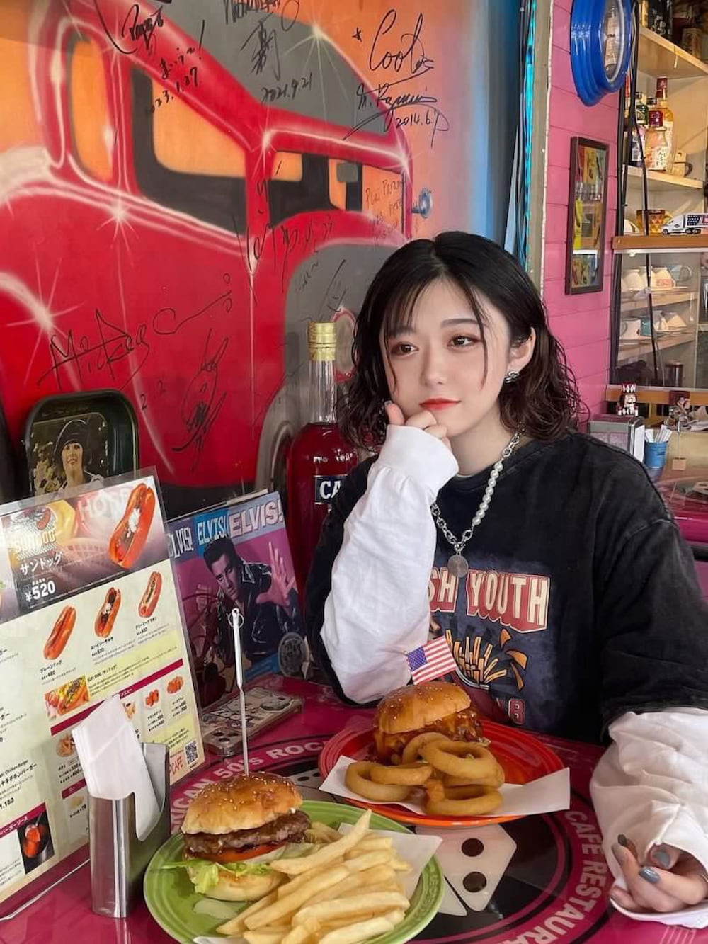 グレー系のTシャツ/カットソーを着用したレディースの春コーディネートの3枚目の写真