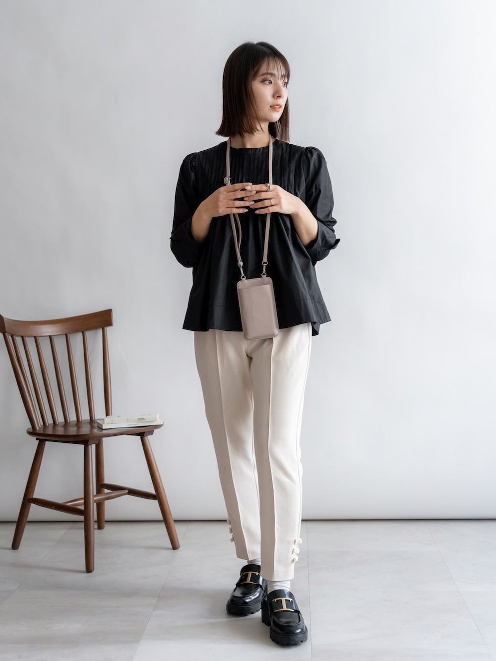 ブラック系のショルダーバッグを着用したレディースの冬コーディネートの5枚目の写真