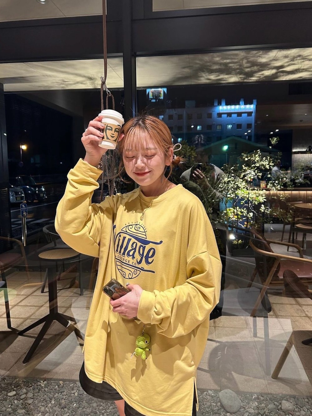 イエロー系のスウェットを着用したレディースの冬コーディネートの2枚目の写真