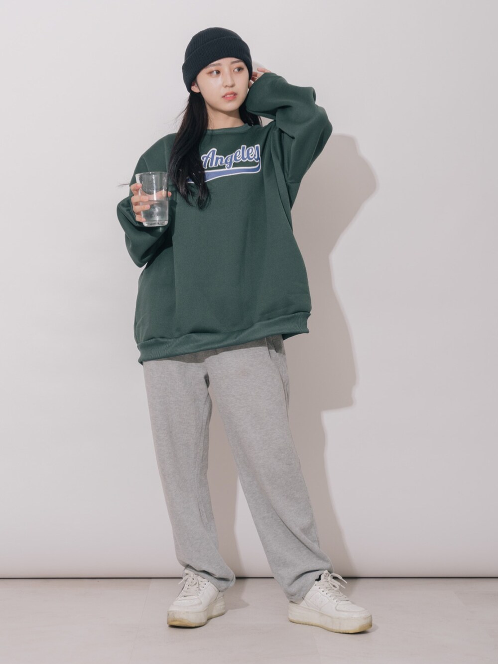 グリーン系のスウェットを着用したメンズの冬コーディネートの5枚目の写真