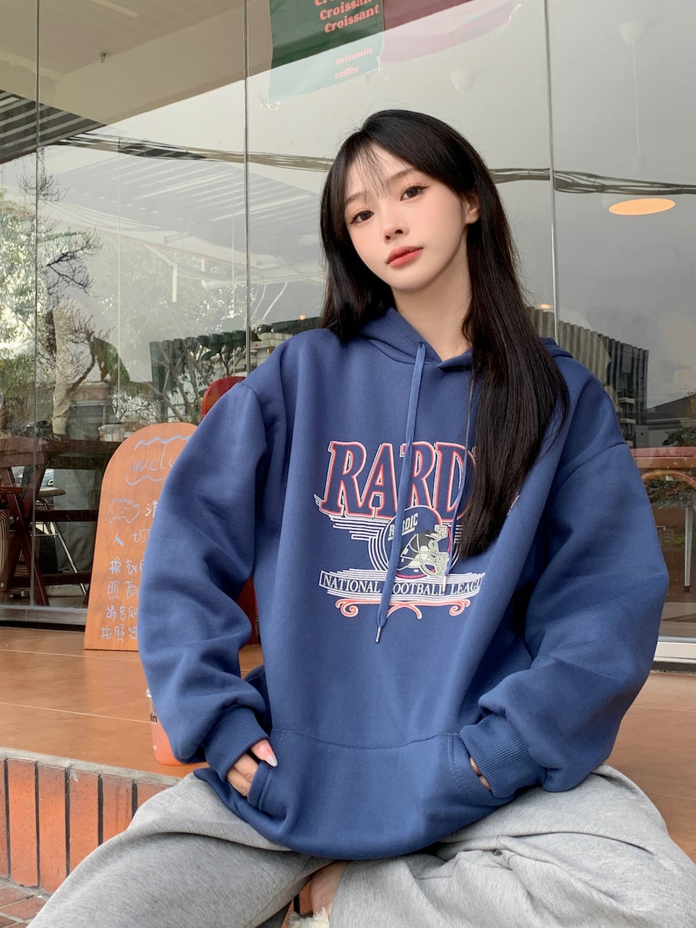 ブルー系のパーカーを着用したレディースの冬コーディネートの3枚目の写真