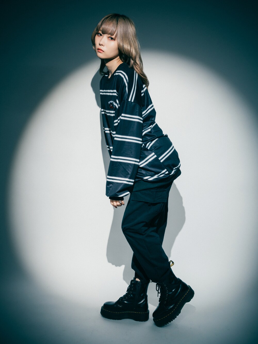 ブラック系のスウェットを着用したレディースの秋コーディネートの4枚目の写真