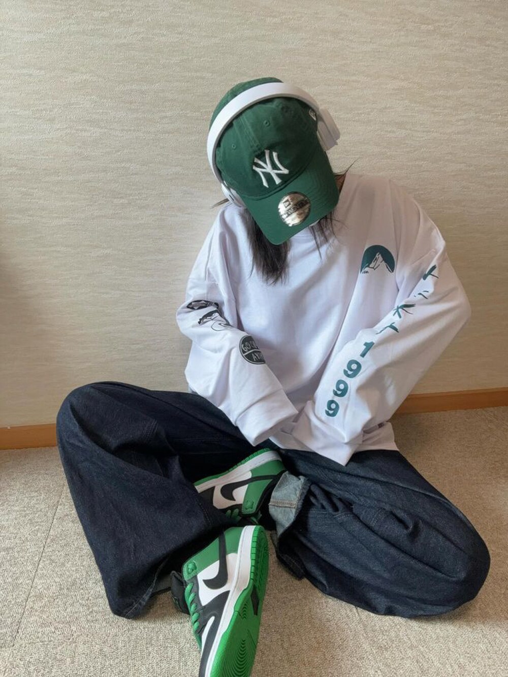 ホワイト系のTシャツ/カットソーを着用したレディースの春コーディネートの2枚目の写真