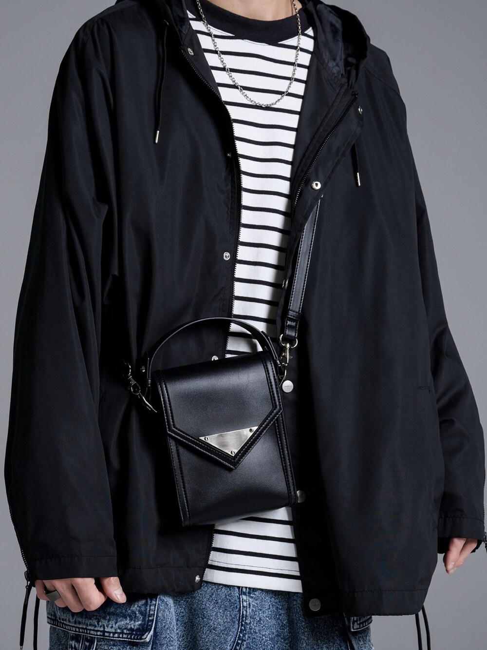 ブラック系のショルダーバッグを着用したレディースの冬コーディネートの2枚目の写真