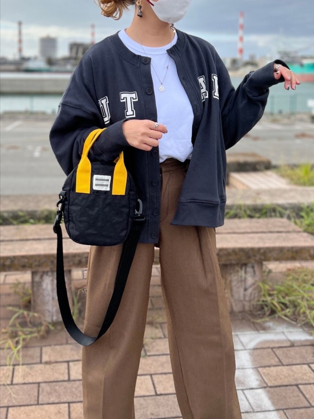 ブラック系のトートバッグを着用したレディースの冬コーディネートの5枚目の写真