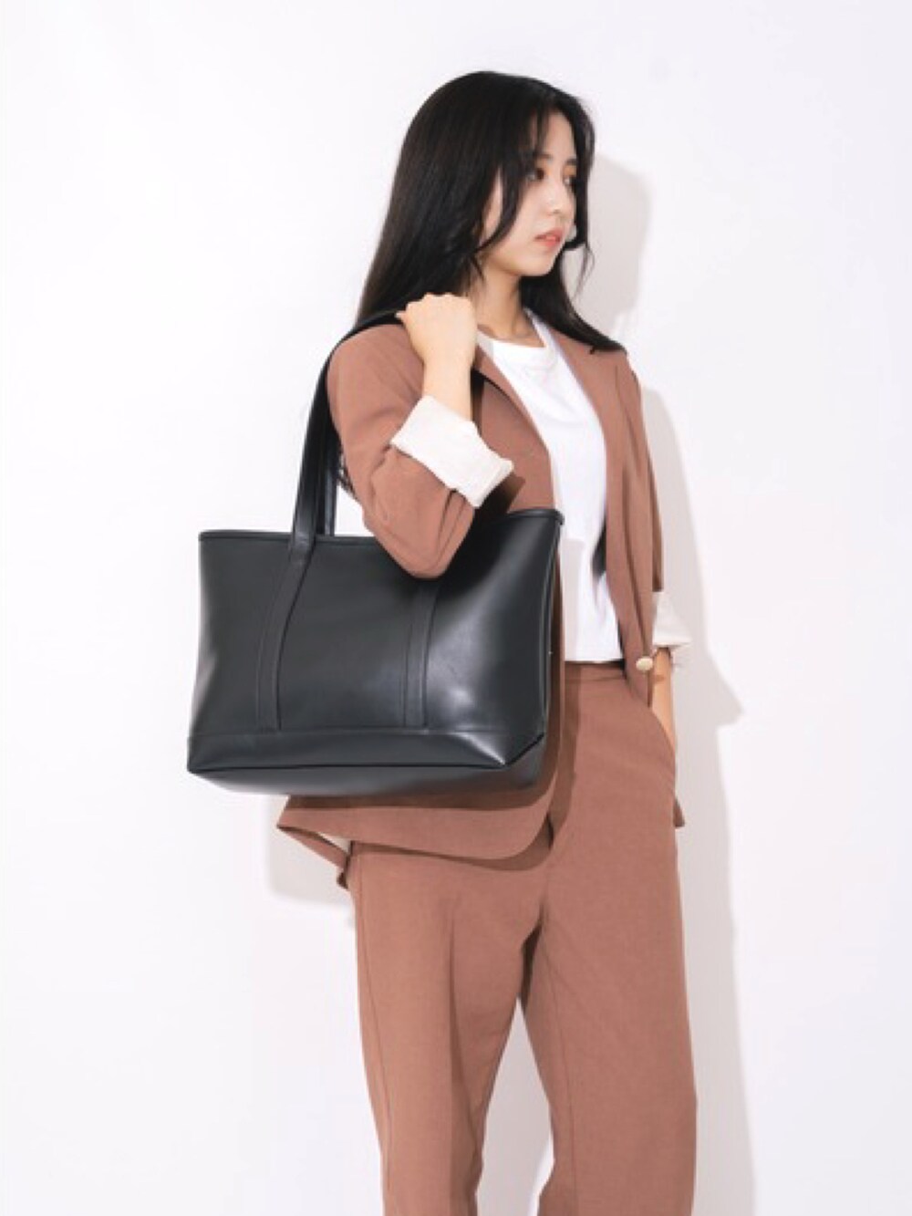 ブラック系のトートバッグを着用したレディースの秋コーディネートの4枚目の写真
