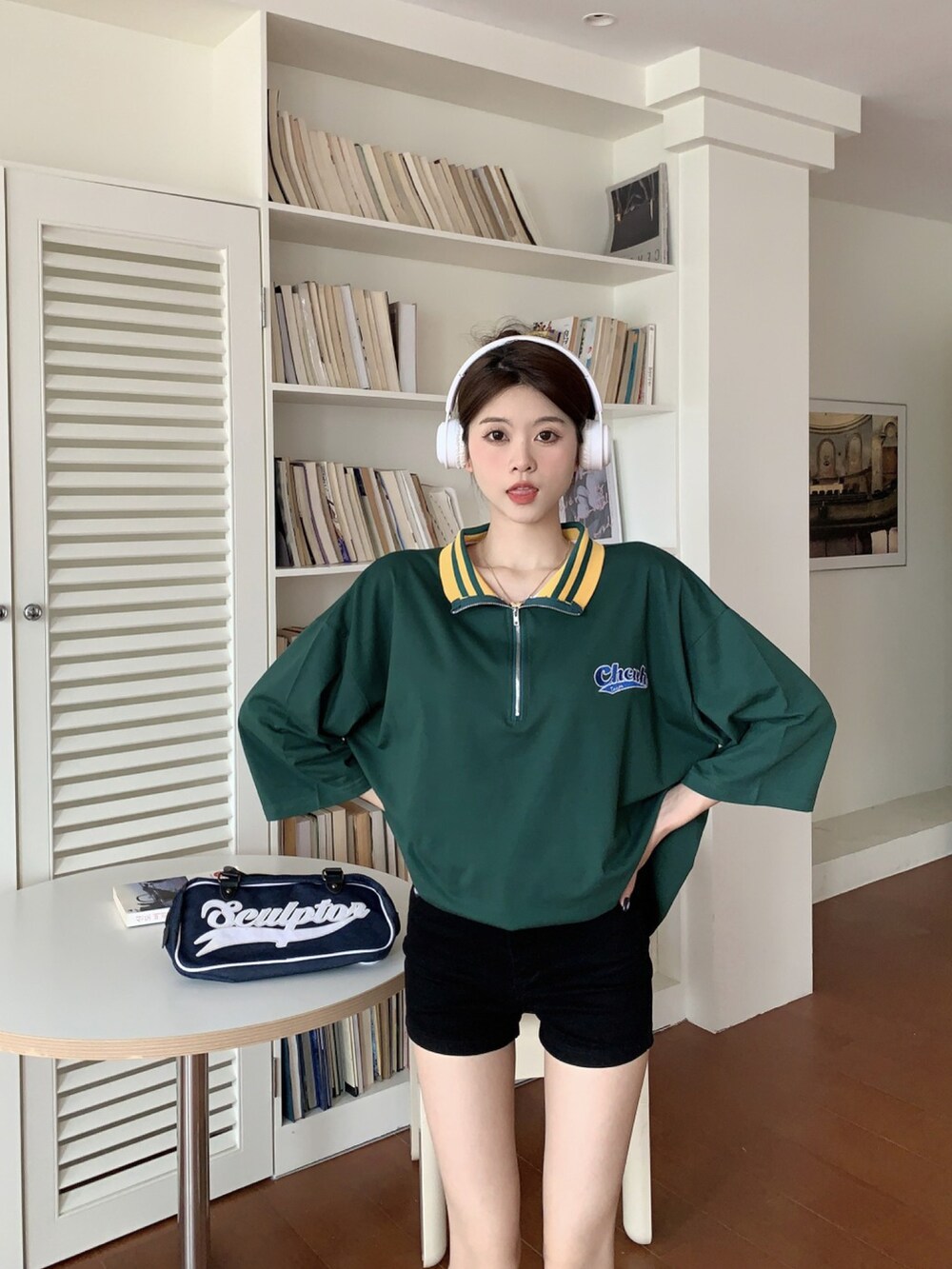 グリーン系のジャージを着用したレディースの春コーディネートの3枚目の写真