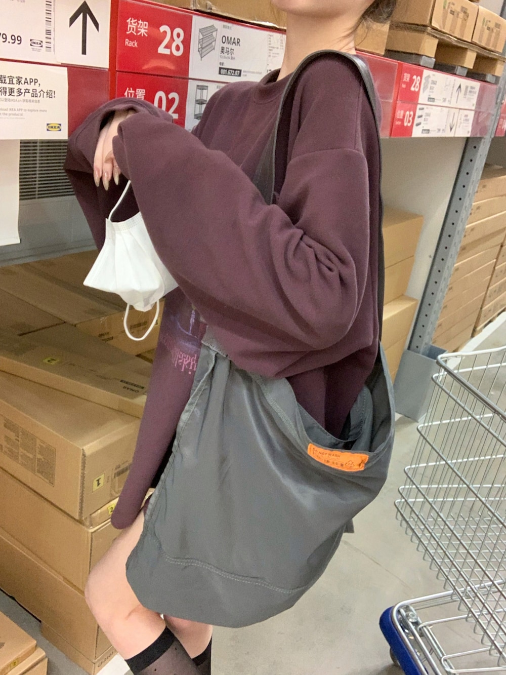 グレー系のショルダーバッグを着用したレディースの冬コーディネートの4枚目の写真