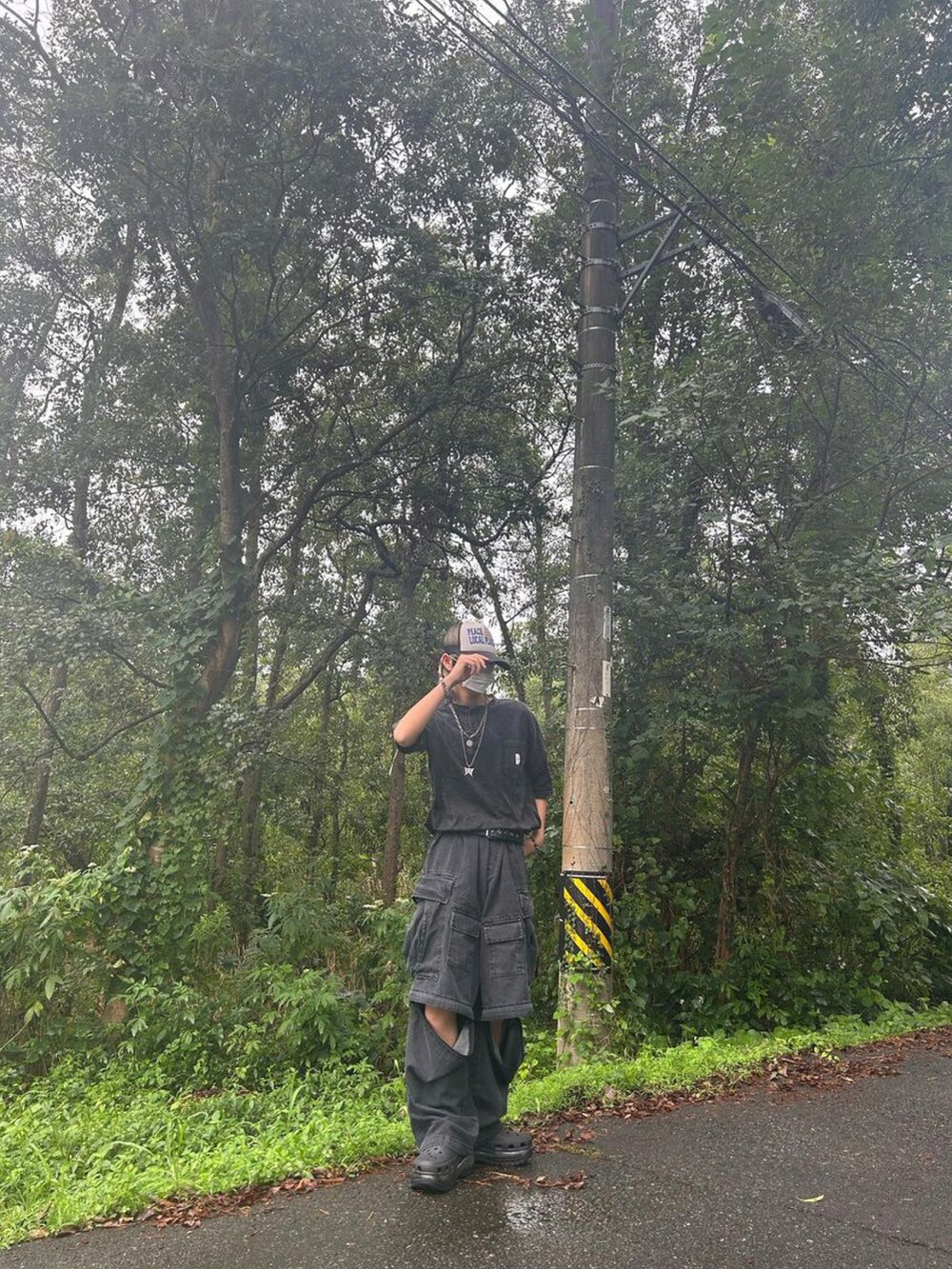 ブラック系のTシャツ/カットソーを着用したレディースの秋コーディネートの3枚目の写真