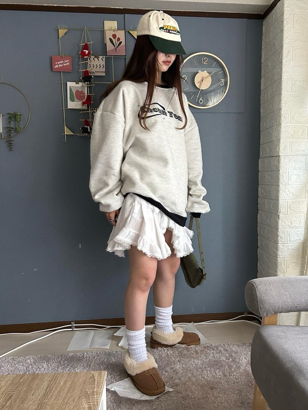 グレー系のスウェットを着用したレディースの冬コーディネートの2枚目の写真