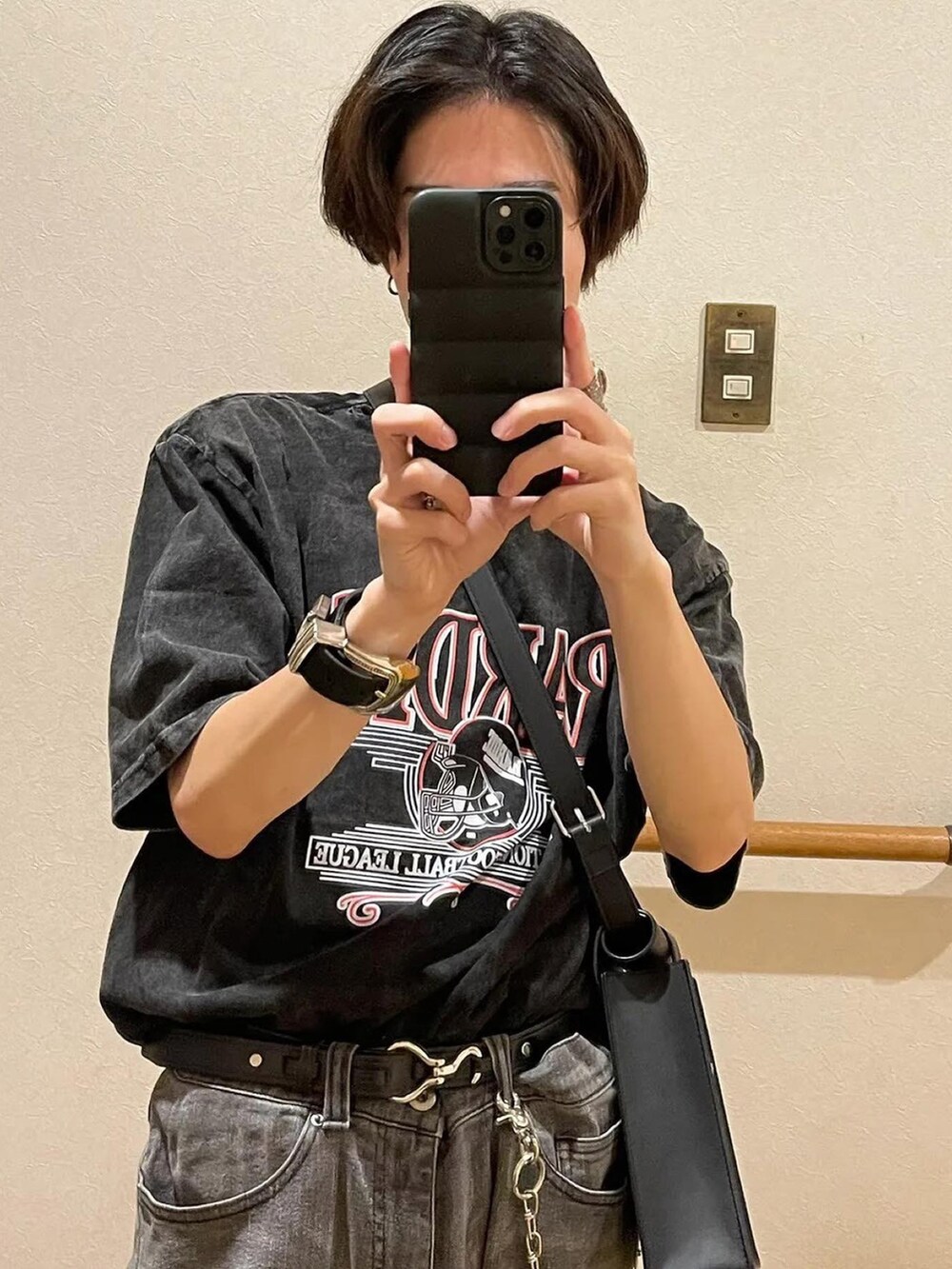 グレー系のTシャツ/カットソーを着用したレディースの夏コーディネートの3枚目の写真