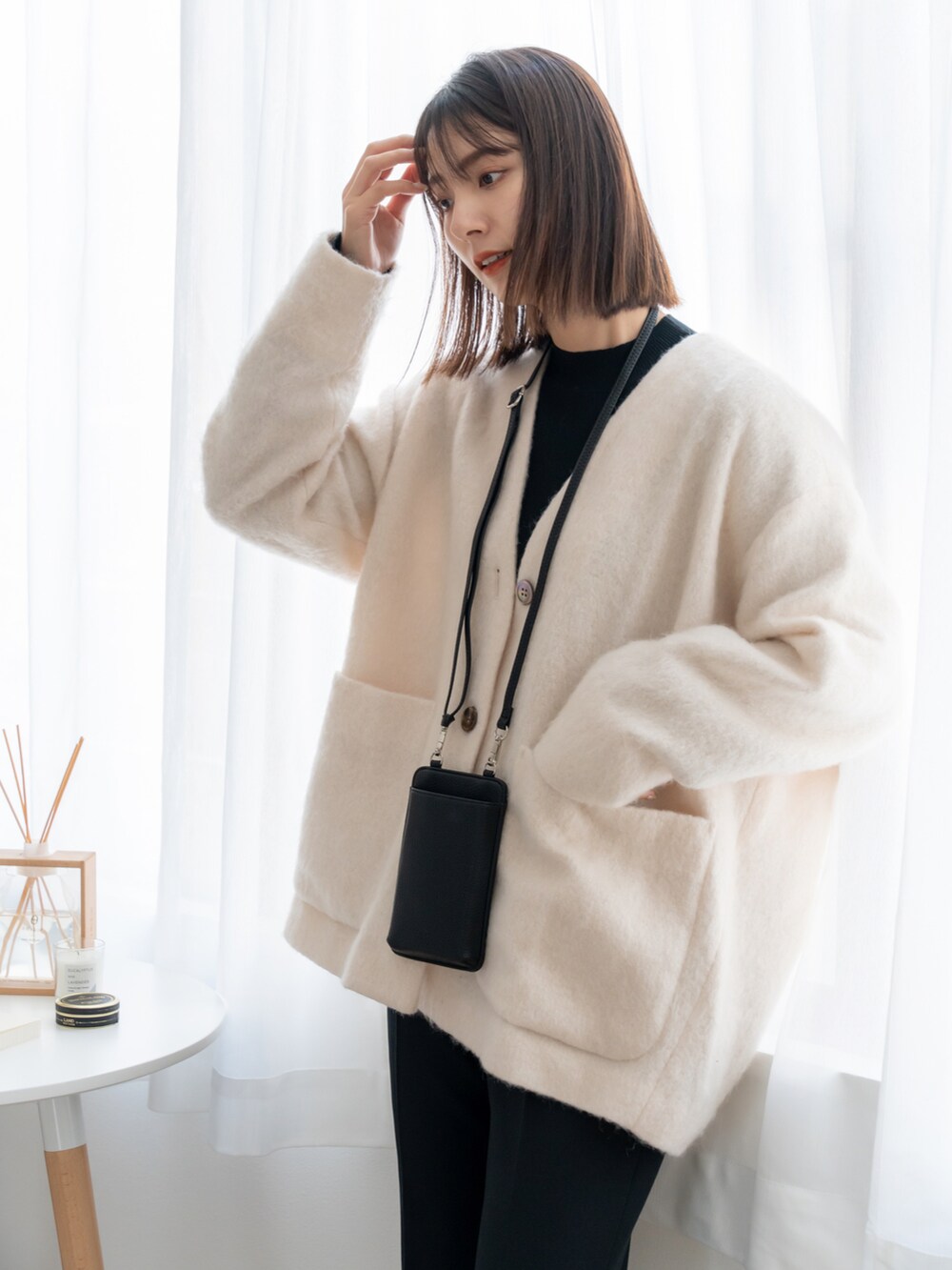 ブラック系のショルダーバッグを着用したレディースの冬コーディネートの4枚目の写真