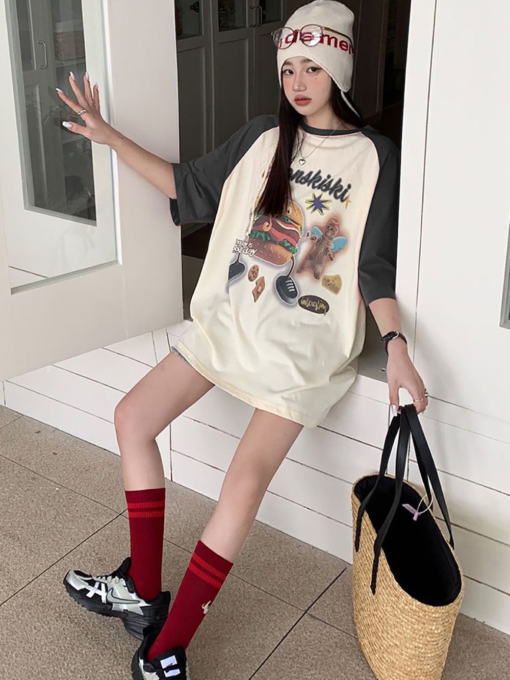 その他のTシャツ/カットソーを着用したレディースの春コーディネートの2枚目の写真
