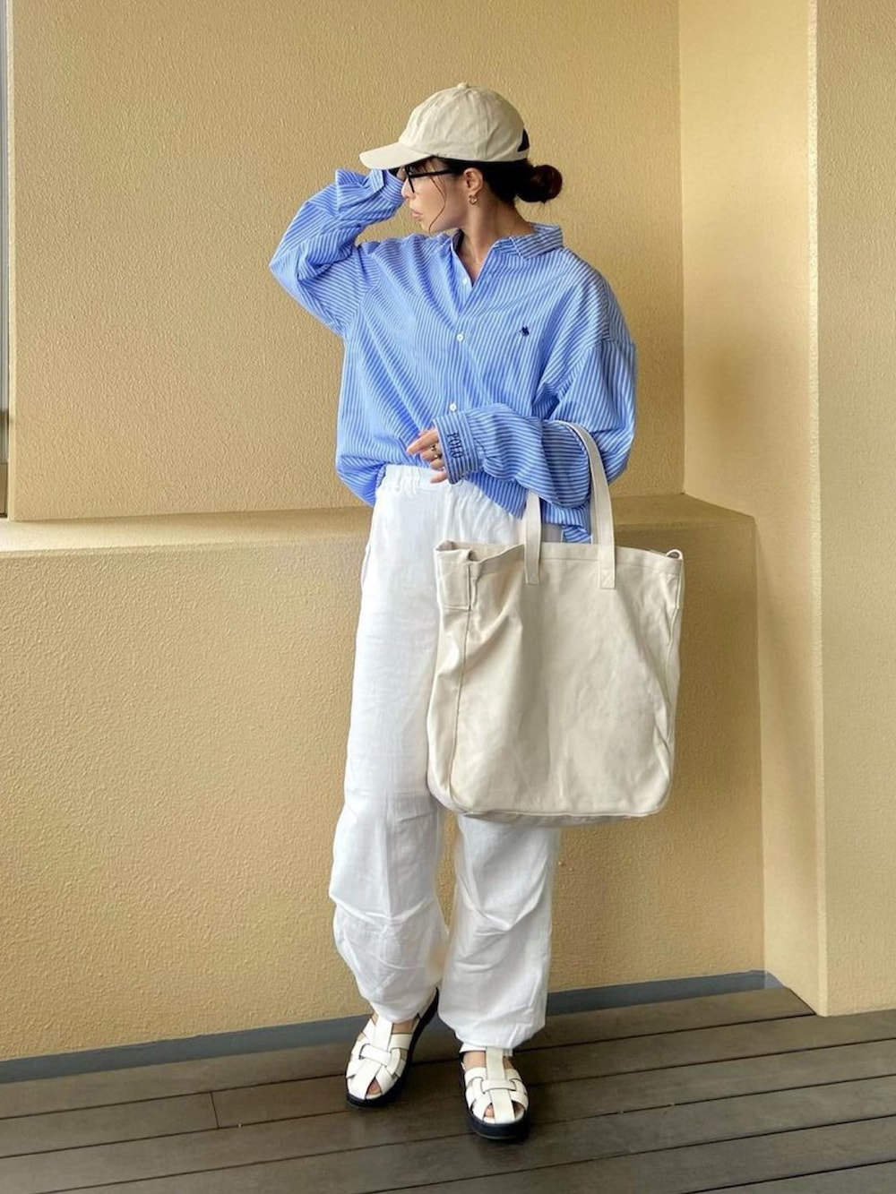 ベージュ系のショルダーバッグを着用したレディースの夏コーディネートの3枚目の写真