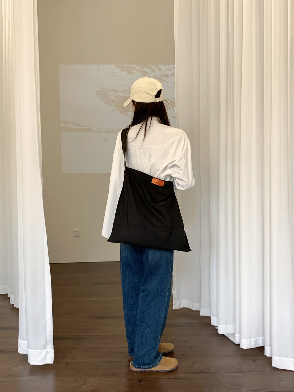 ブラック系のショルダーバッグを着用したレディースの春コーディネートの3枚目の写真