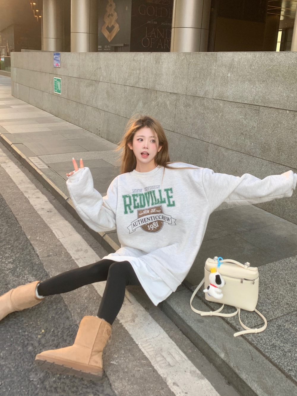 グレー系のスウェットを着用したレディースの冬コーディネートの2枚目の写真