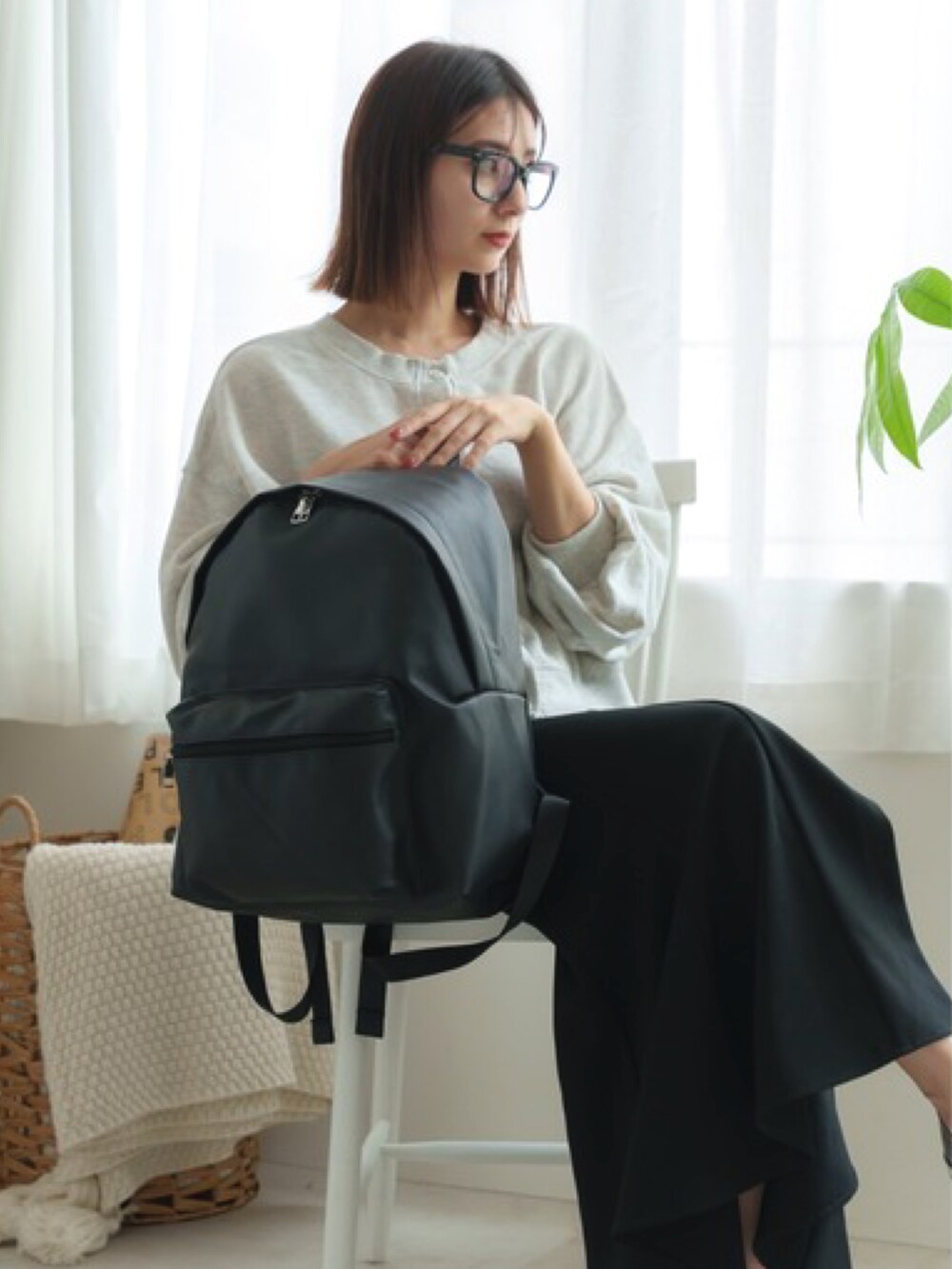 ブラック系のバックパック/リュックを着用したレディースの夏コーディネートの3枚目の写真