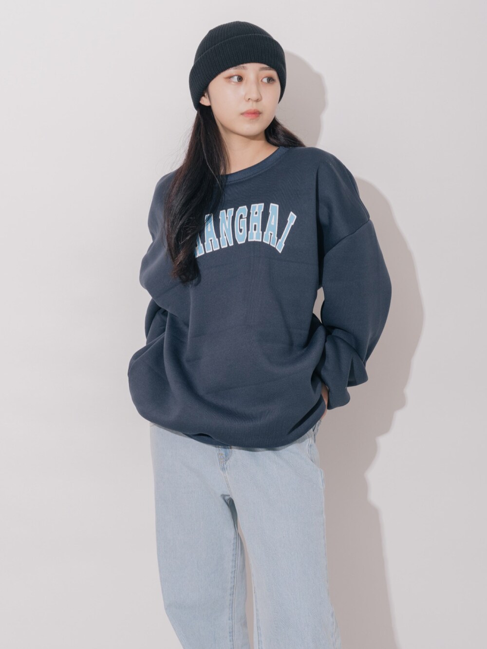 ブルー系のスウェットを着用したメンズの冬コーディネートの4枚目の写真