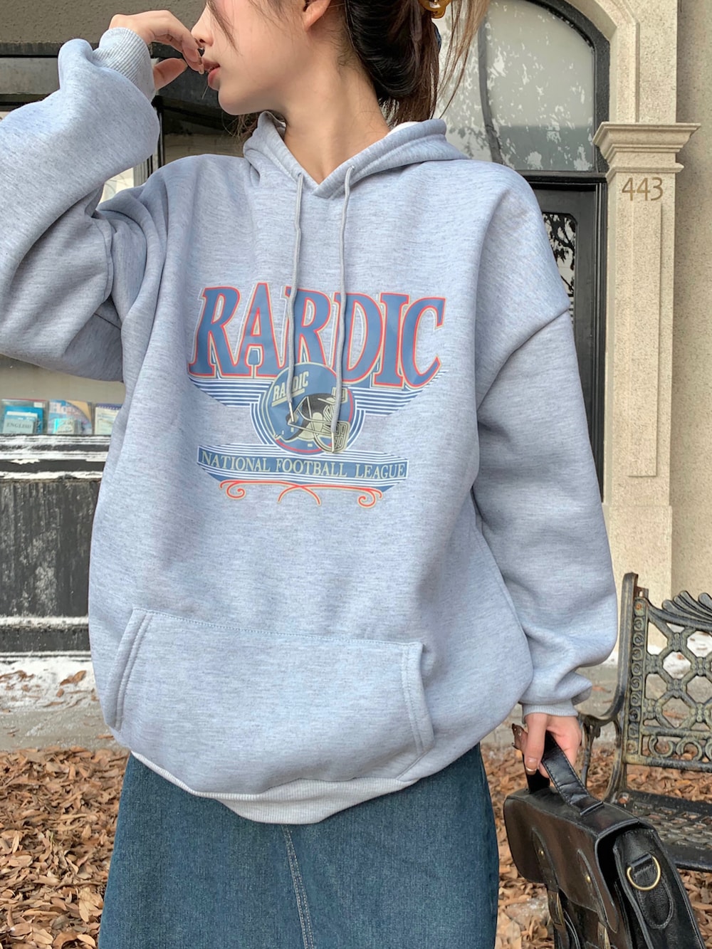 グレー系のパーカーを着用したレディースの冬コーディネートの3枚目の写真