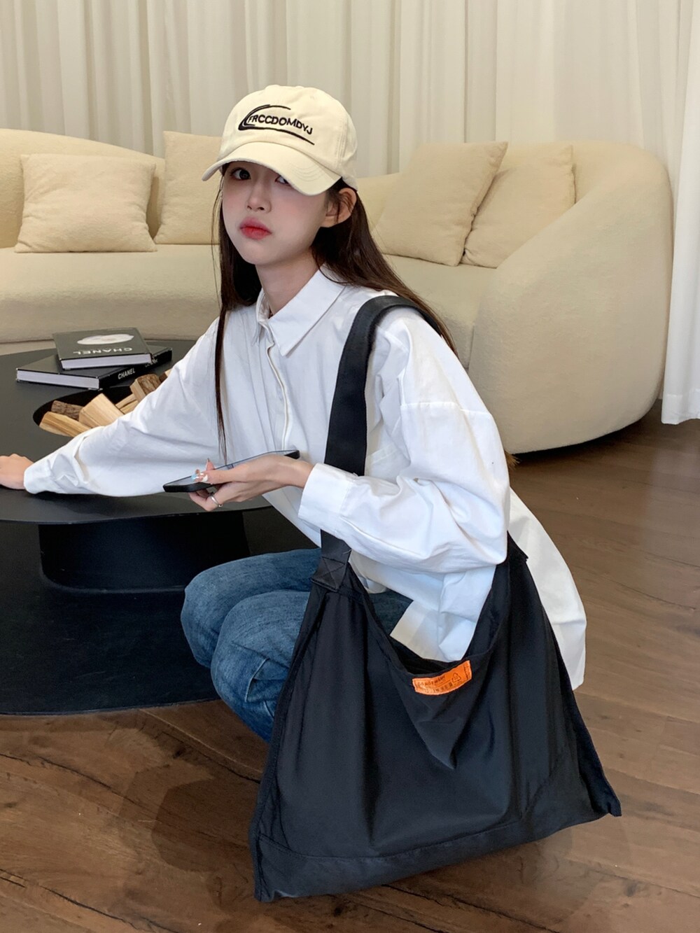 ブラック系のショルダーバッグを着用したレディースの春コーディネートの2枚目の写真