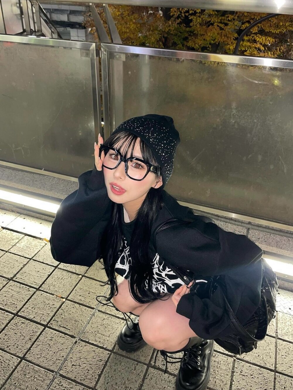 ブラック系のスウェットを着用したレディースの冬コーディネートの5枚目の写真