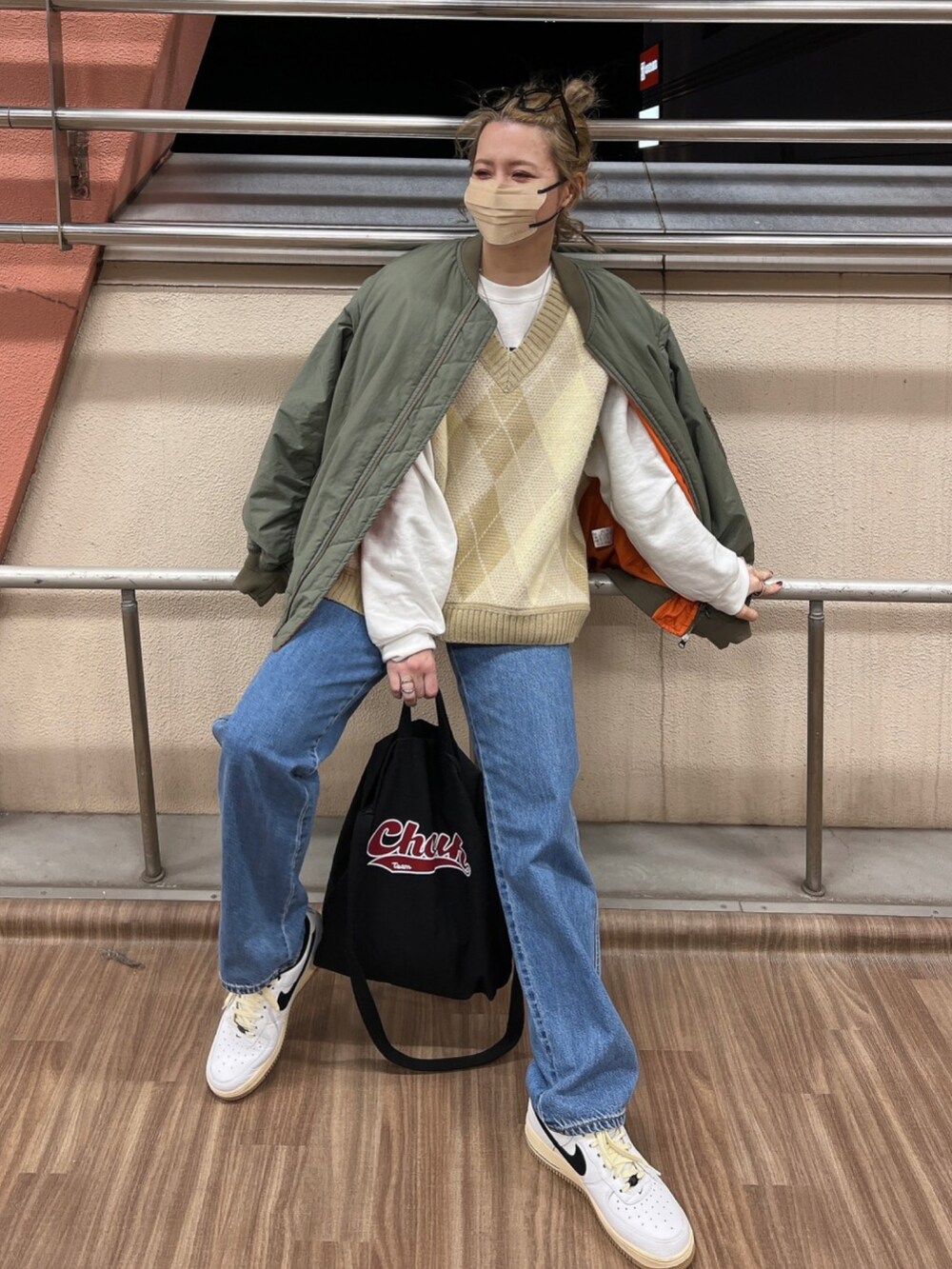 ブラック系のトートバッグを着用したレディースの春コーディネートの2枚目の写真