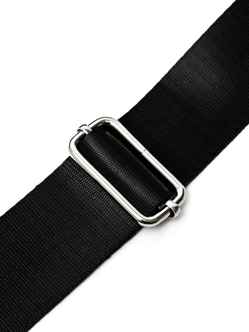 ブラック系のボディバッグ/ウエストポーチを着用したレディースの冬コーディネートの5枚目の写真