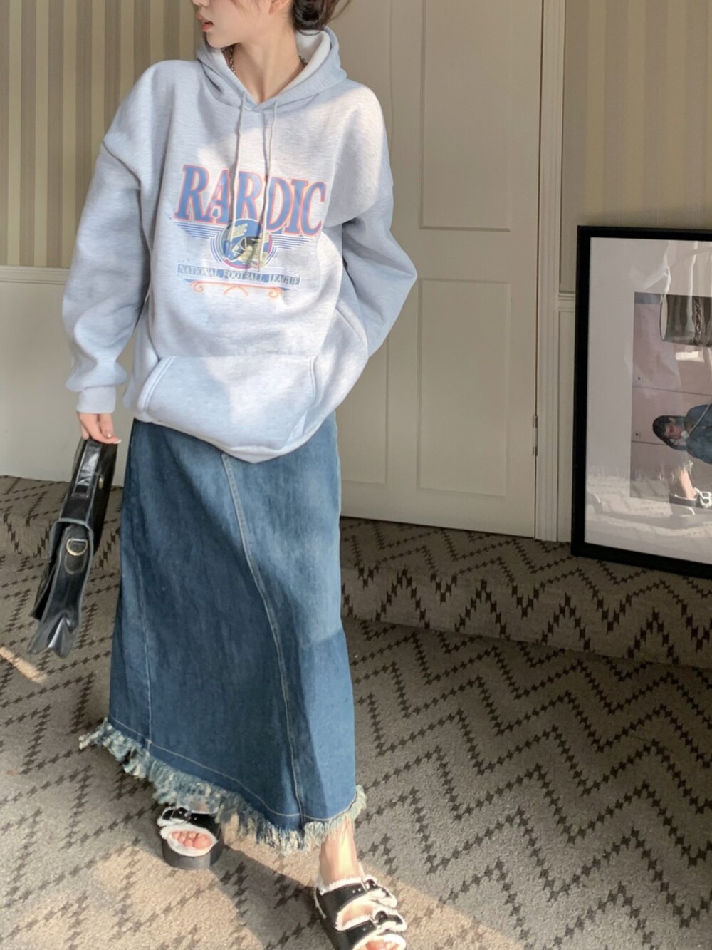 グレー系のパーカーを着用したレディースの秋コーディネートの4枚目の写真