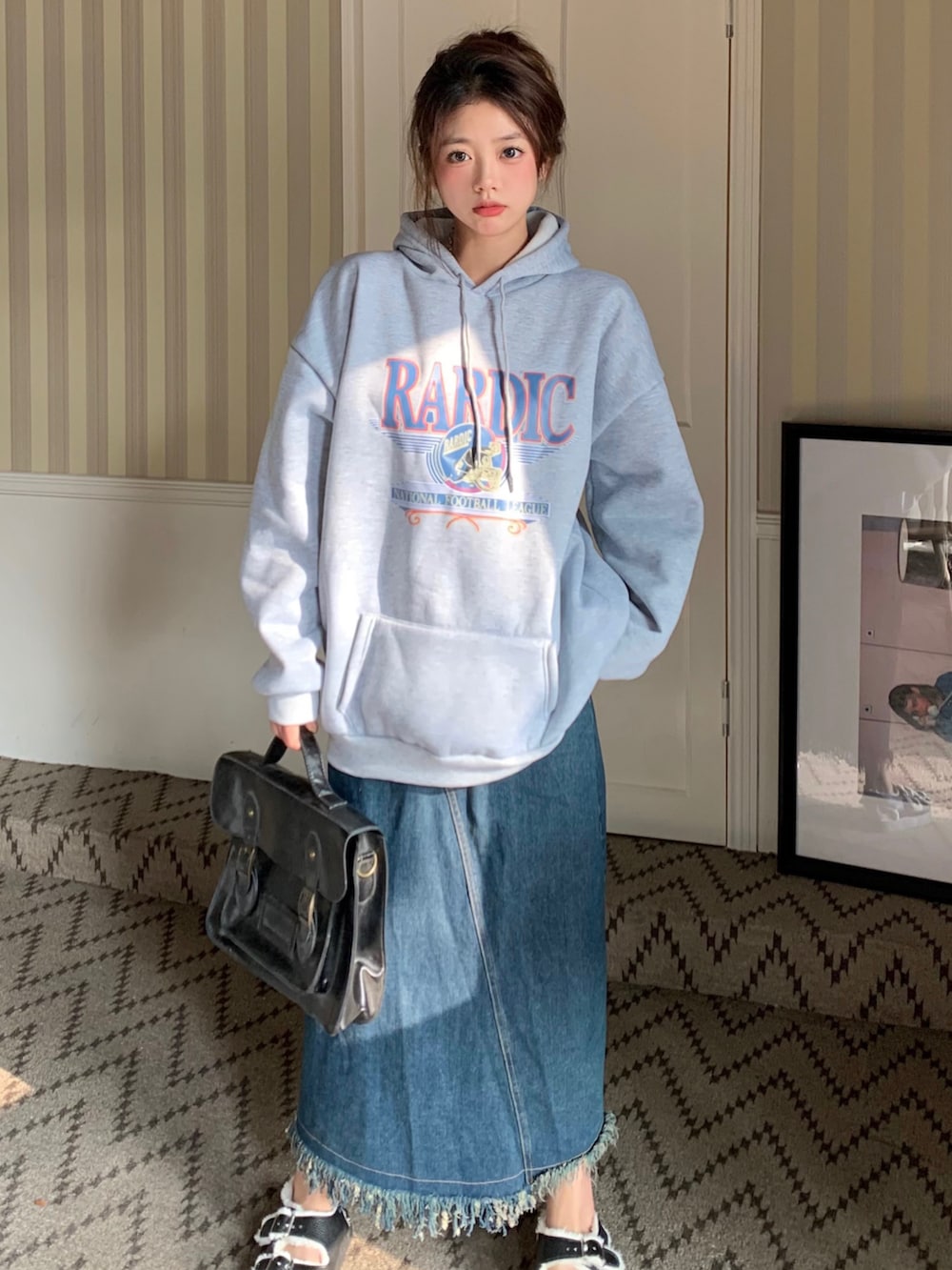 グレー系のパーカーを着用したレディースの冬コーディネートの2枚目の写真