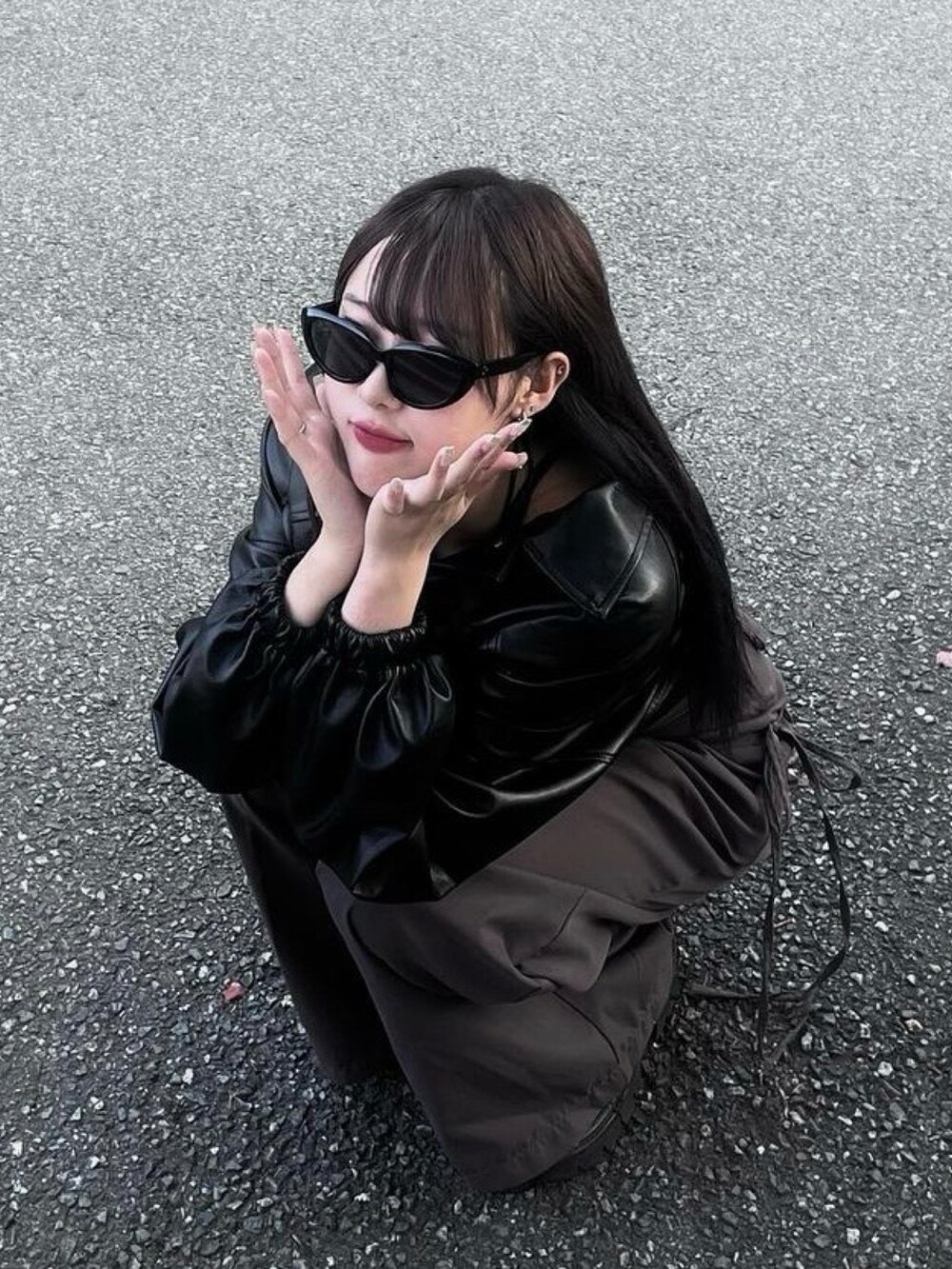 ブラック系のサングラスを着用したレディースの春コーディネートの2枚目の写真