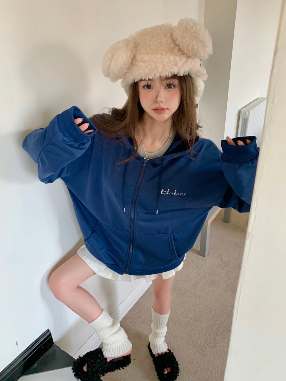 ブルー系のパーカーを着用したレディースの秋コーディネートの5枚目の写真