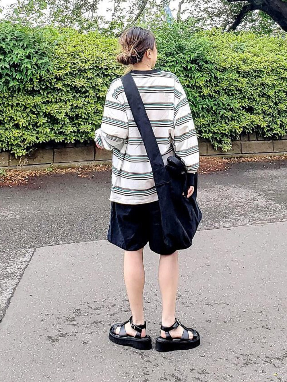 ブラック系のショルダーバッグを着用したレディースの春コーディネートの3枚目の写真