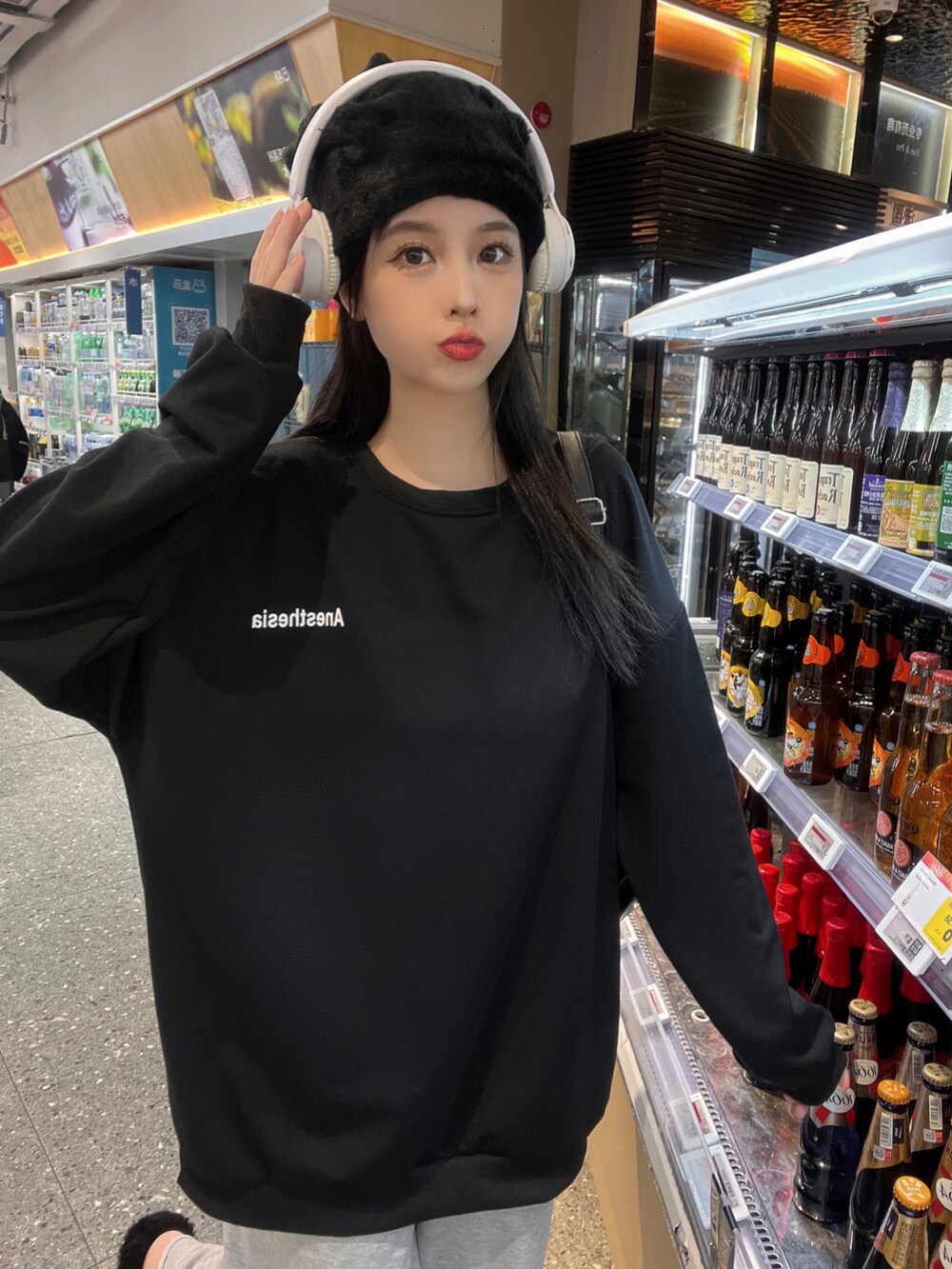 ブラック系のスウェットを着用したレディースの秋コーディネートの3枚目の写真