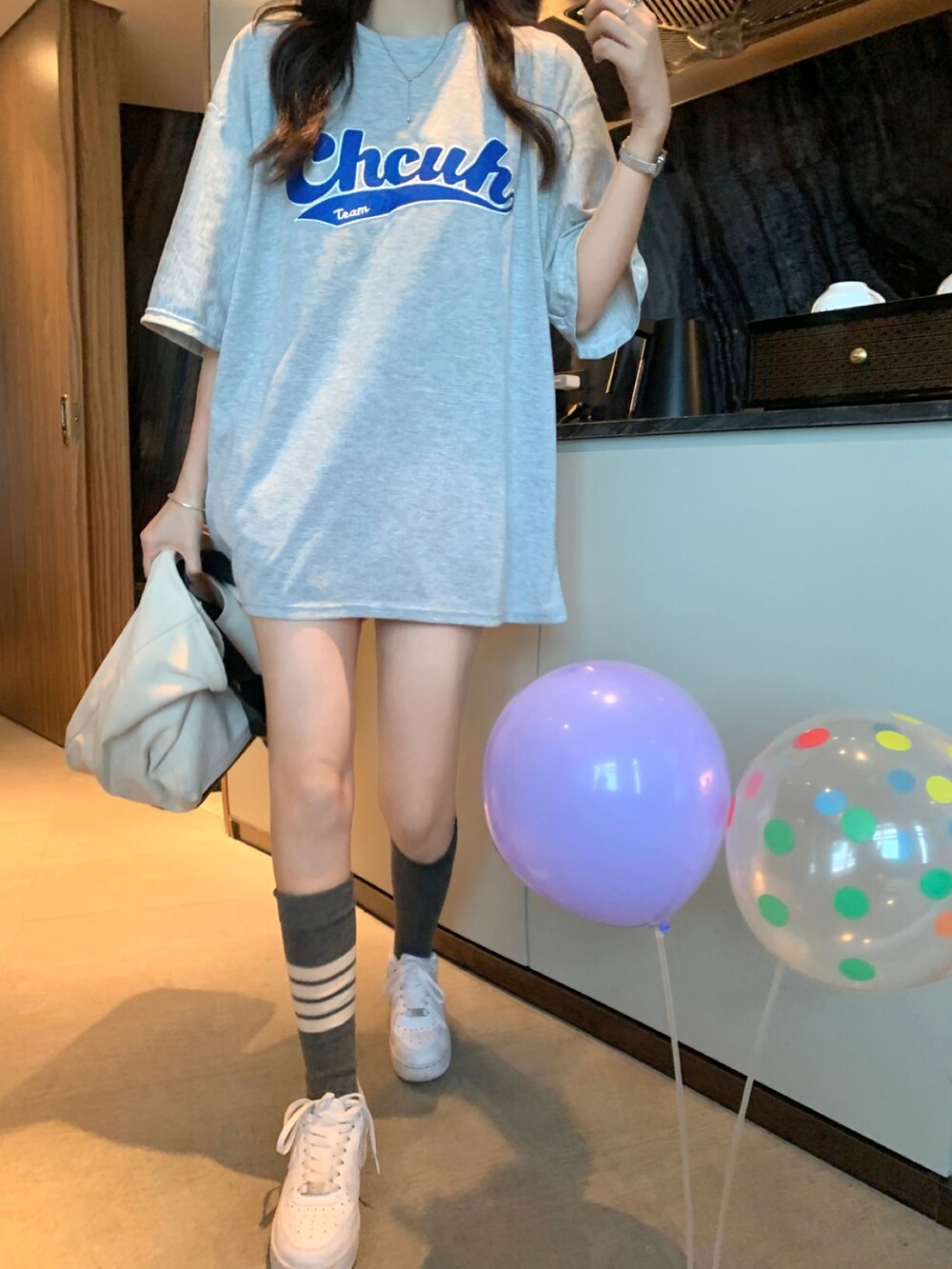 グレー系のTシャツ/カットソーを着用したメンズの春コーディネートの5枚目の写真