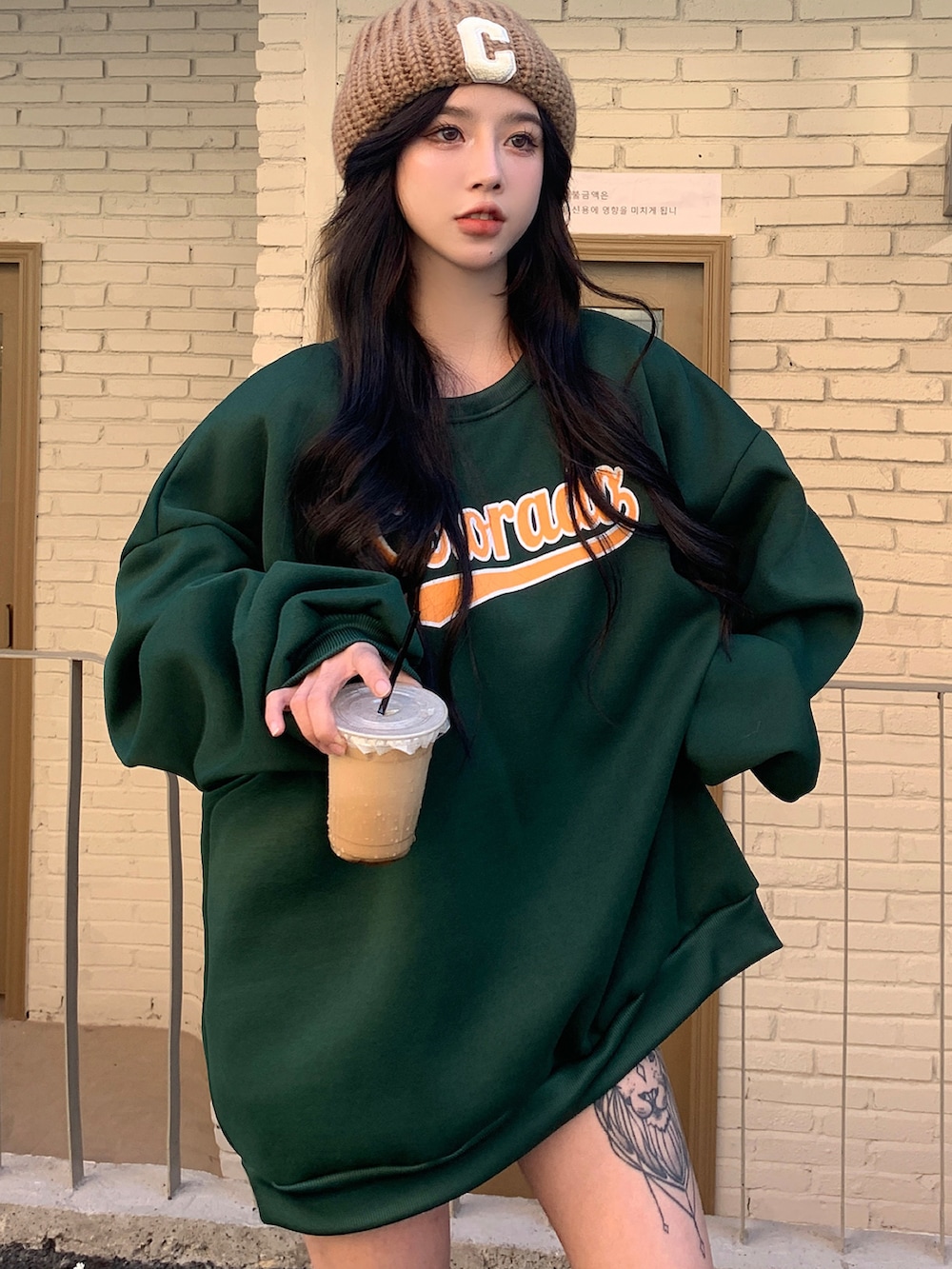 グリーン系のスウェットを着用したレディースの冬コーディネートの3枚目の写真