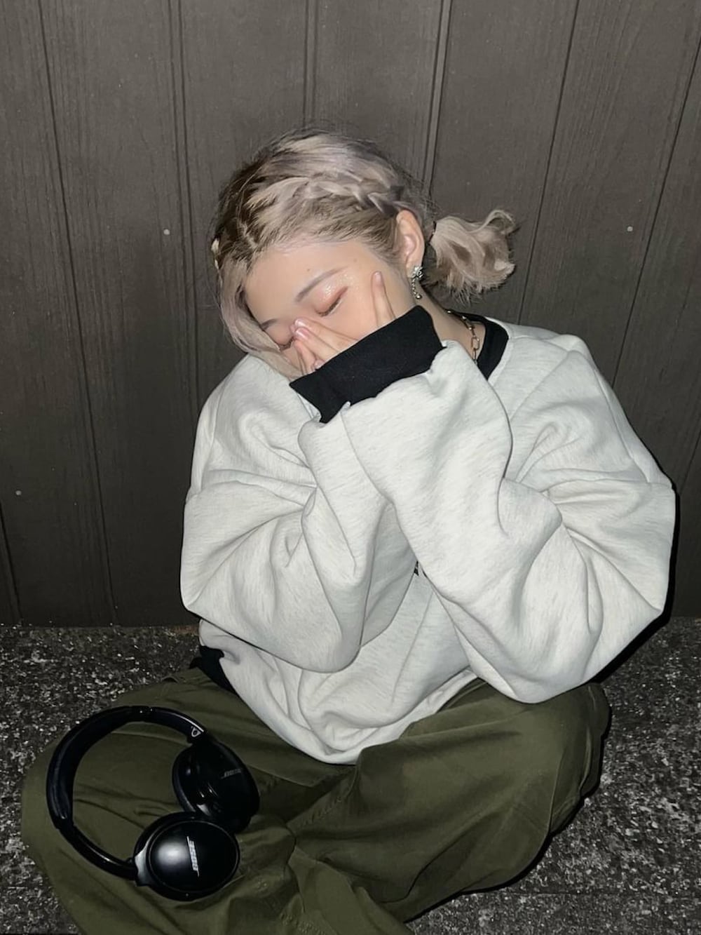 グレー系のスウェットを着用したレディースの冬コーディネートの2枚目の写真