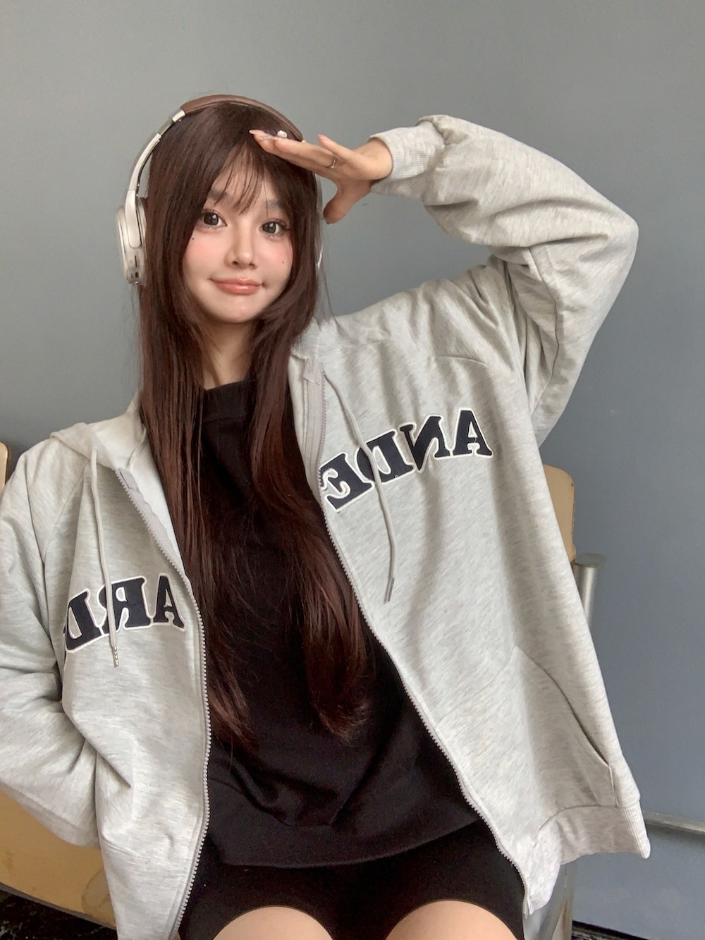 グレー系のパーカーを着用したレディースの冬コーディネートの3枚目の写真