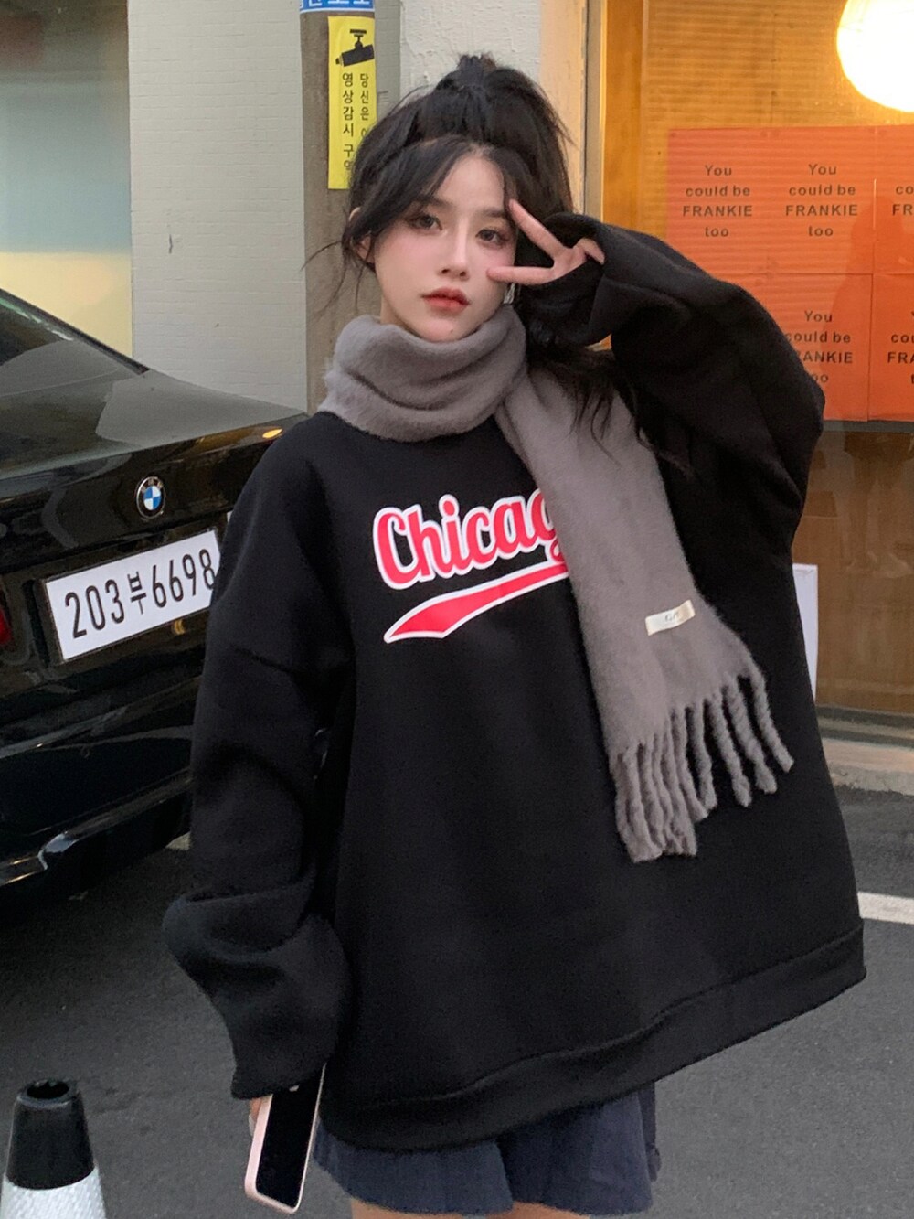 ブラック系のスウェットを着用したメンズの冬コーディネートの3枚目の写真