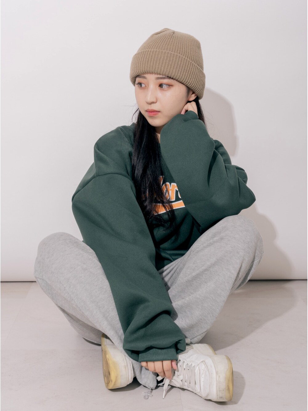 グリーン系のスウェットを着用したメンズの冬コーディネートの5枚目の写真