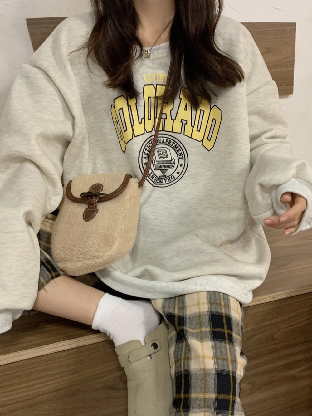 グレー系のスウェットを着用したメンズの冬コーディネートの3枚目の写真