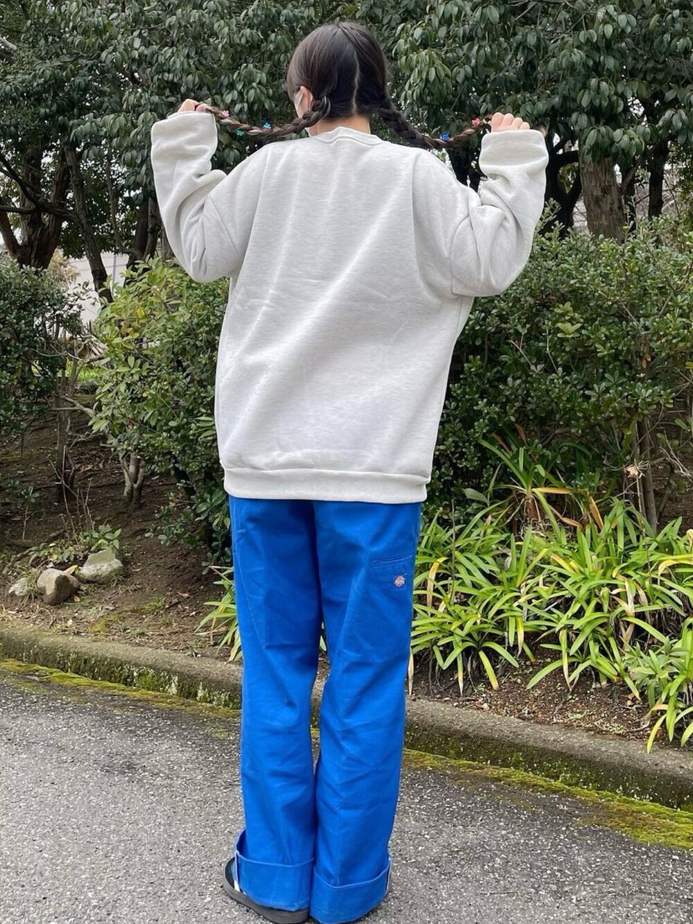 グレー系のスウェットを着用したレディースの冬コーディネートの5枚目の写真