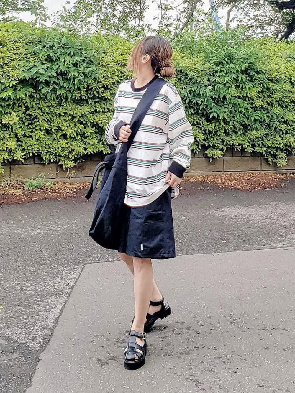 ブラック系のショルダーバッグを着用したレディースの春コーディネートの2枚目の写真