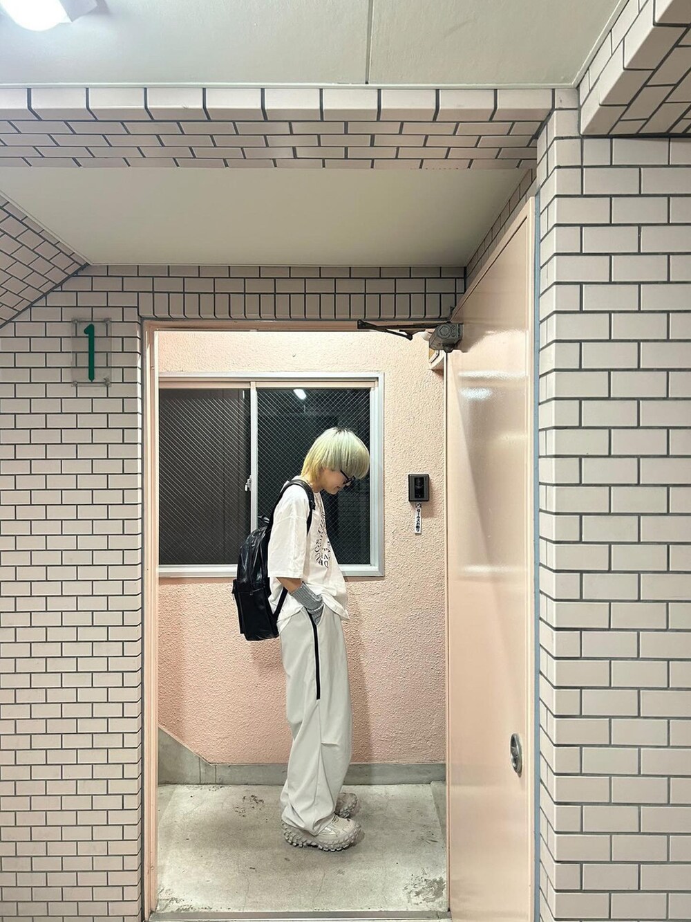 ホワイト系のTシャツ/カットソーを着用したレディースの春コーディネートの4枚目の写真