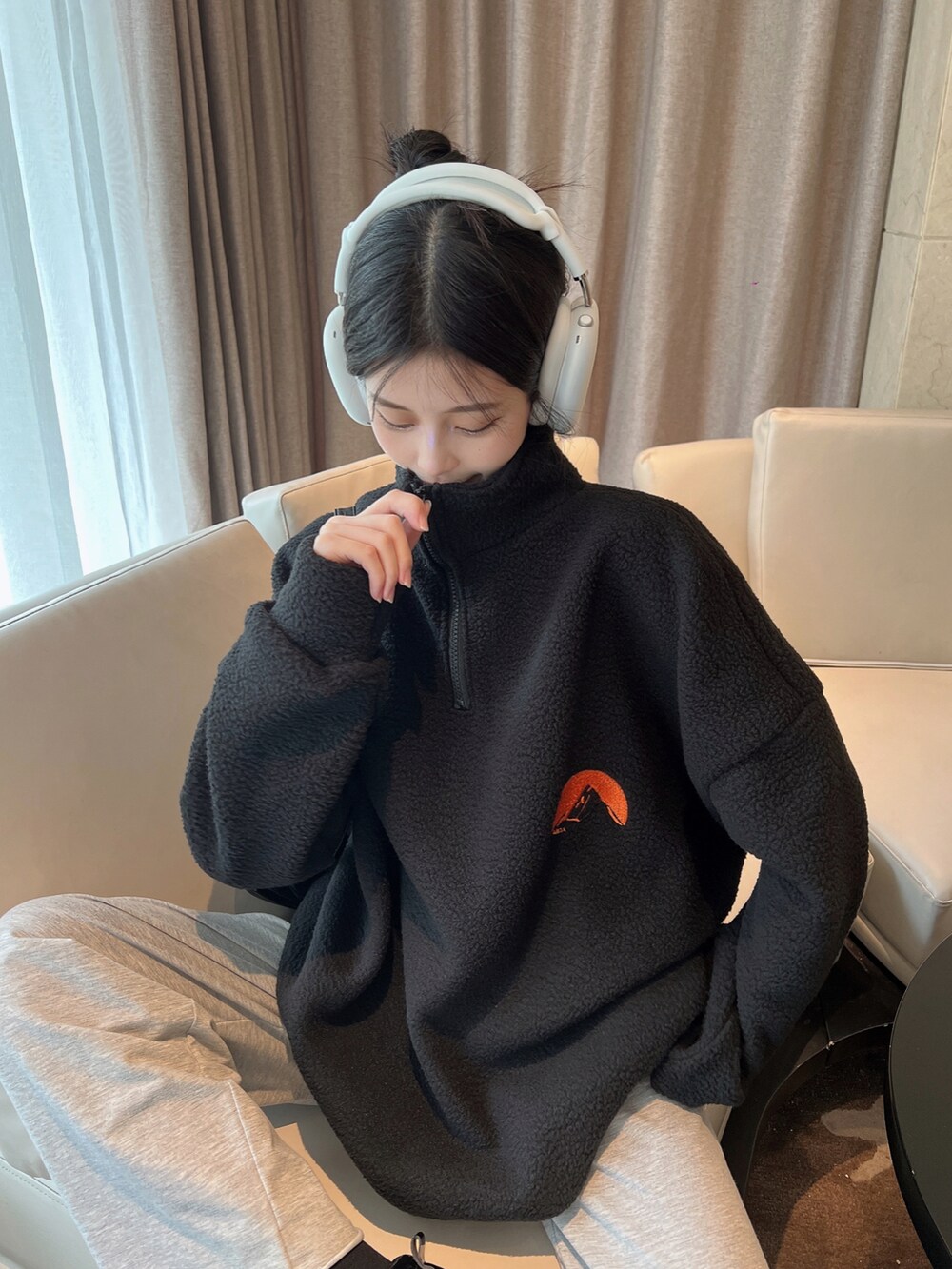 ブラック系のブルゾンを着用したレディースの秋コーディネートの3枚目の写真