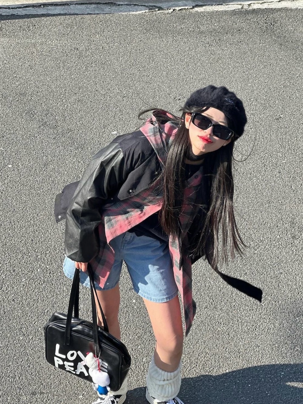 ブラック系のスタジャンを着用したレディースの春コーディネートの3枚目の写真