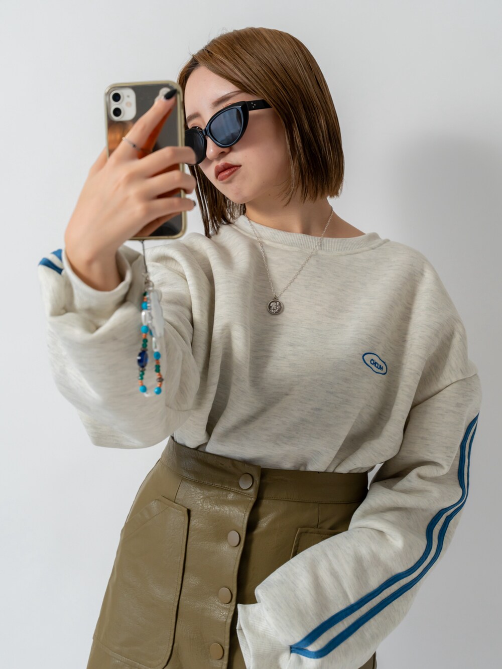 グレー系のスウェットを着用したレディースの冬コーディネートの3枚目の写真