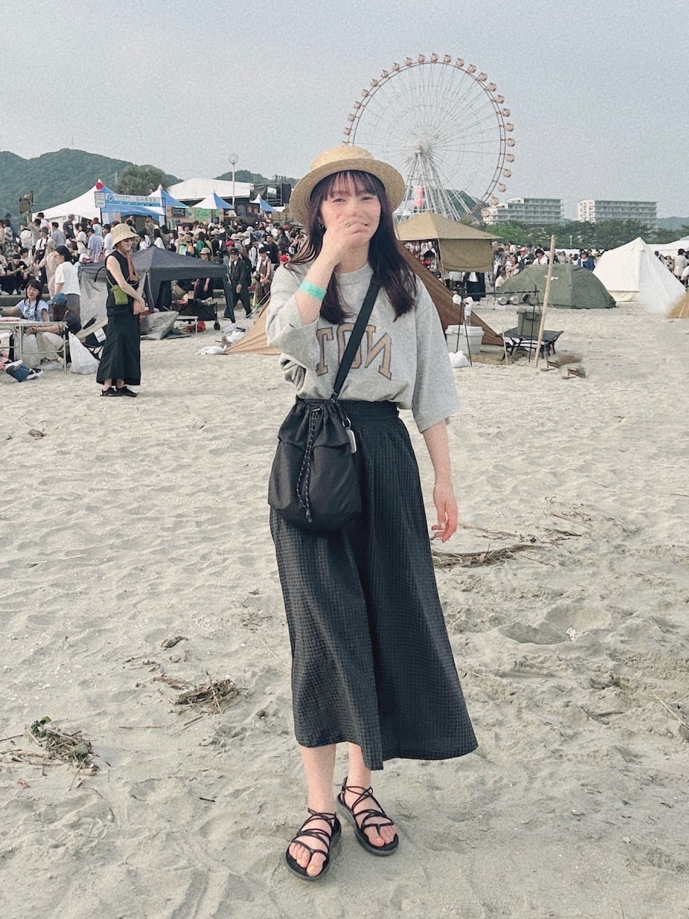 ブラック系のショルダーバッグを着用したレディースの秋コーディネートの2枚目の写真